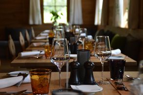 Privatveranstaltungen, Gäste, Parkplätze, Speisen, Hotel, Gastgewerbe, Mittagessen, Abendessen, Außenbereich, WLAN, Besucher, deutsche Küche, Schneifelstraße 29, 53937 Schleiden-Olef, Service, Hochzeiten, Barrierefrei, Hunde erlaubt, Hotel und Restaurant Hermanns